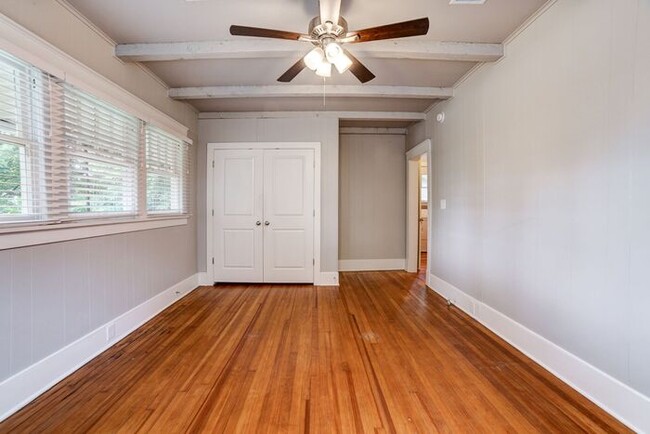 Building Photo - Remodeled Historic 3 Bedroom in The Heights!