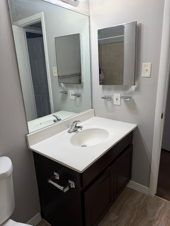 Building Photo - Move in Ready 2 Bedroom, 1 Bathroom First ...