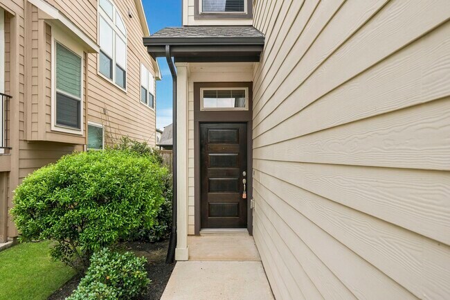 Building Photo - 8734 Laurel Crest Dr