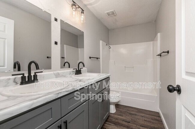Building Photo - 1147 E Elm St