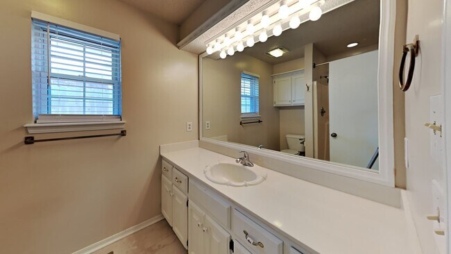 Building Photo - Very Nice 3 Bedroom 2 Bath Home in Yukon Schools