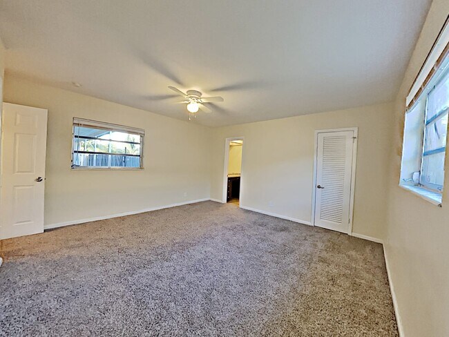 Building Photo - 631 S Crescent Dr