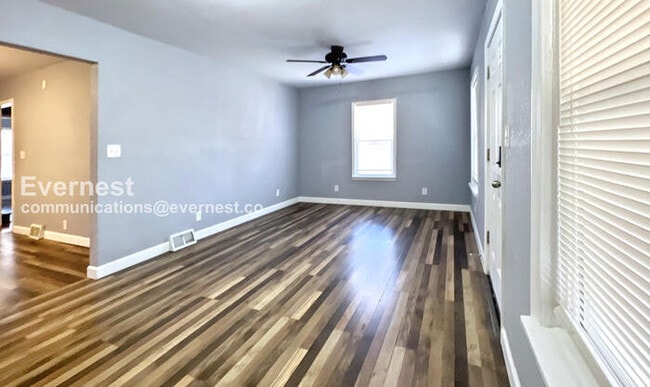 Building Photo - 1402 E 65th St