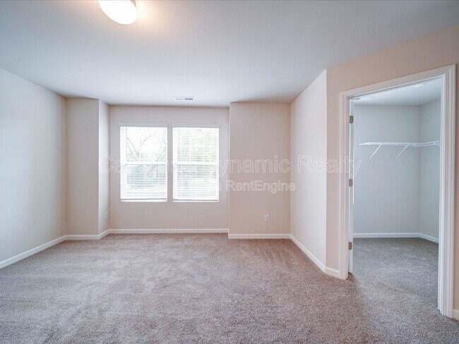 Building Photo - 916 S Battleground Ave