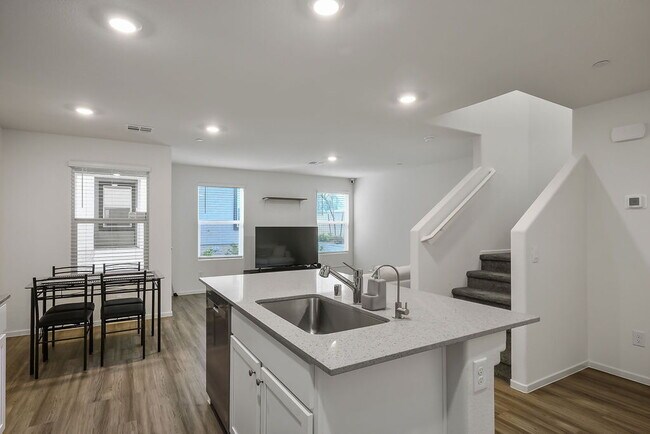 Building Photo - "Charming 3-Bedroom Townhouse with 2.5 Baths in Scenic Las Vegas Locale!"