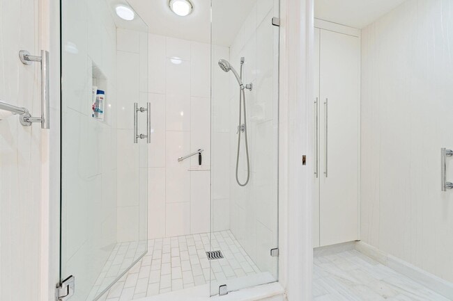 Building Photo - 100 Lakeshore Dr