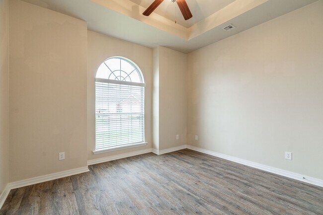 Building Photo - Dakota Trail 91/93