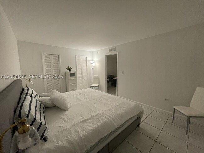 Building Photo - 401 Biscayne Blvd