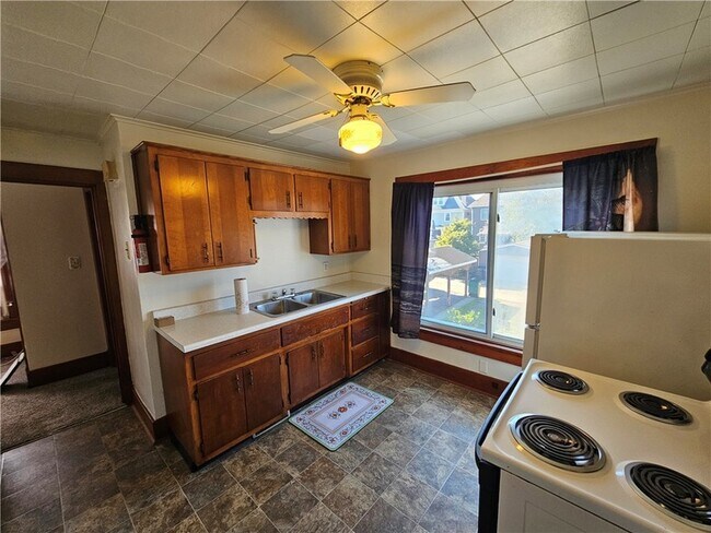 Building Photo - 1127 Highland St