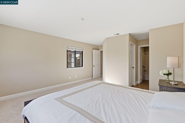 Building Photo - 121 Haslemere Ct