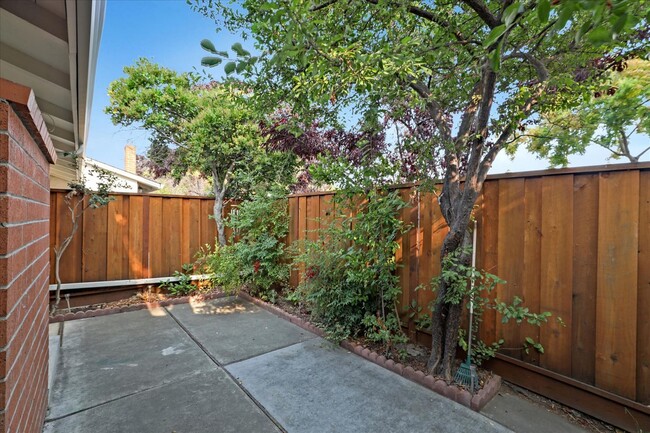 Building Photo - Cupertino 2 Bed, 2 Bath Townhouse with Att...