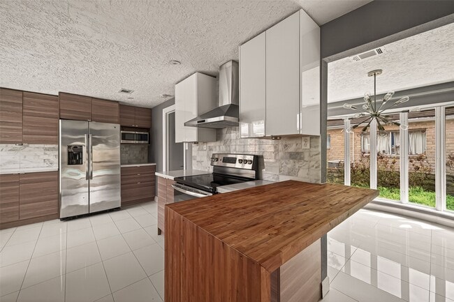 Building Photo - 2130 Round Lake Dr