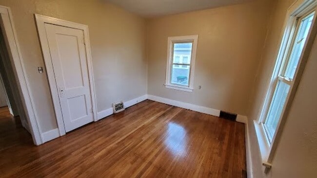 Building Photo - Pet Friendly Home with Fenced Back Yard and Hardwood Floors!