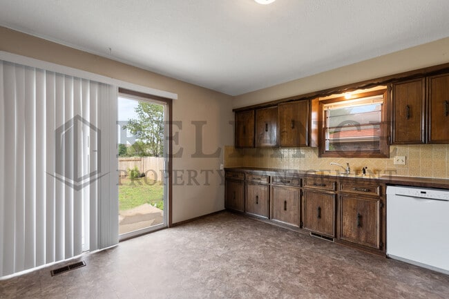 Building Photo - 2241 S White Oak Dr