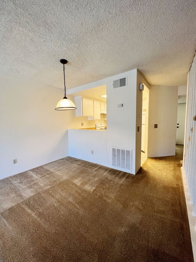 Building Photo - 2 Bed/2.5 Bath Condo at College Park Townh...