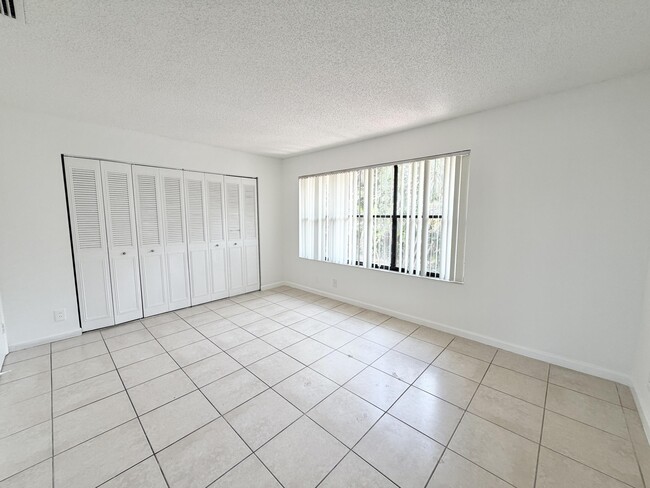 Building Photo - 799 Hill Dr