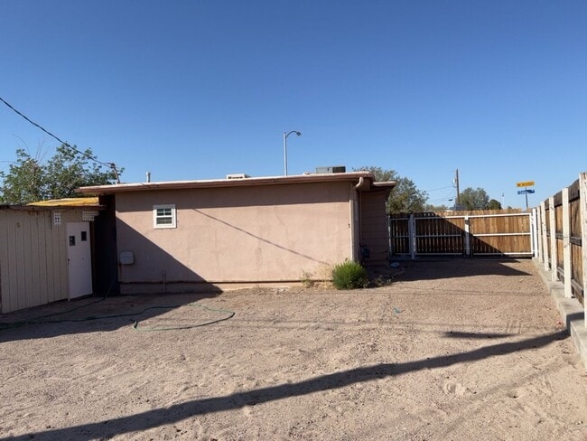 Building Photo - Henderson - 3 Bedrooms - 1 Baths - Corner Lot