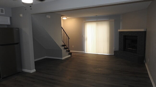 Building Photo - 3 bed 1.5 - Blue Springs Townhome