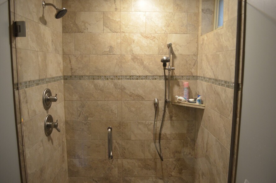 Building Photo - 1352 elizabeth street