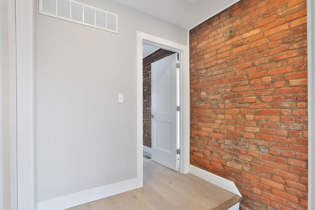 Building Photo - EAST FRANKLINTON ARTIST DISTRICT!  SUNNY N...