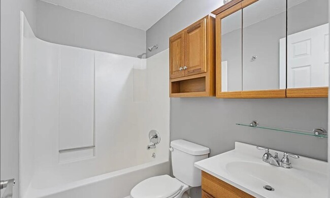 Building Photo - 1045 Greenway Dr
