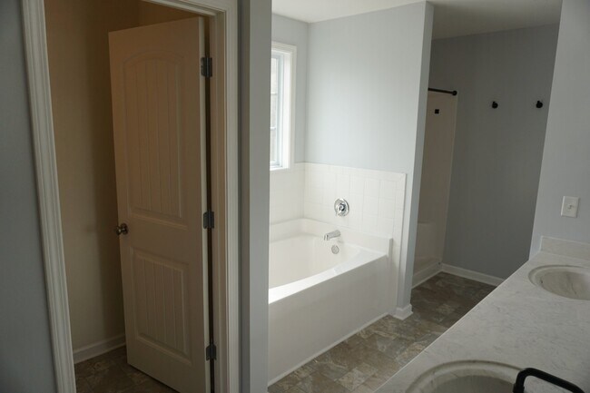 Building Photo - 9343 Cassadine Ct