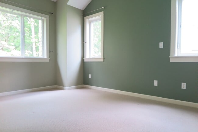 Building Photo - Discover easy living at Forest Heights 2b/2ba Townhome!