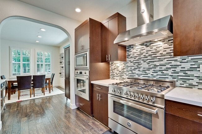 Building Photo - Modern Townhome in Prime Location — Walkab...