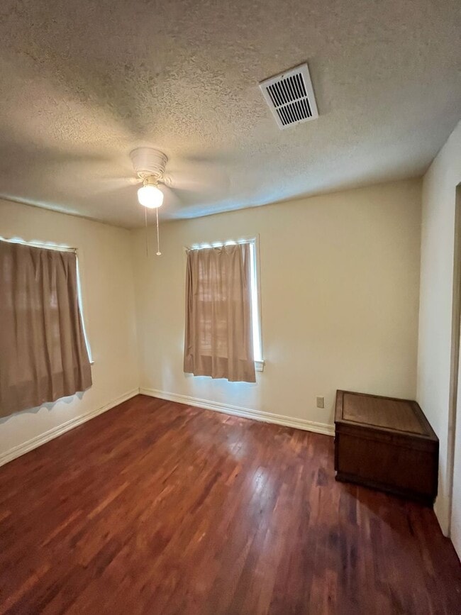 Building Photo - 3 bedroom 1 bath perfect for a minimalist!!  South FAY, 1m I-49 access