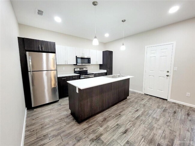 Building Photo - 1304 Vani Dr