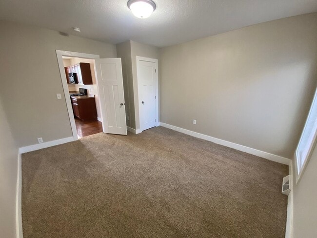 Building Photo - 4 Bedroom Home just 3 minutes from downtown!