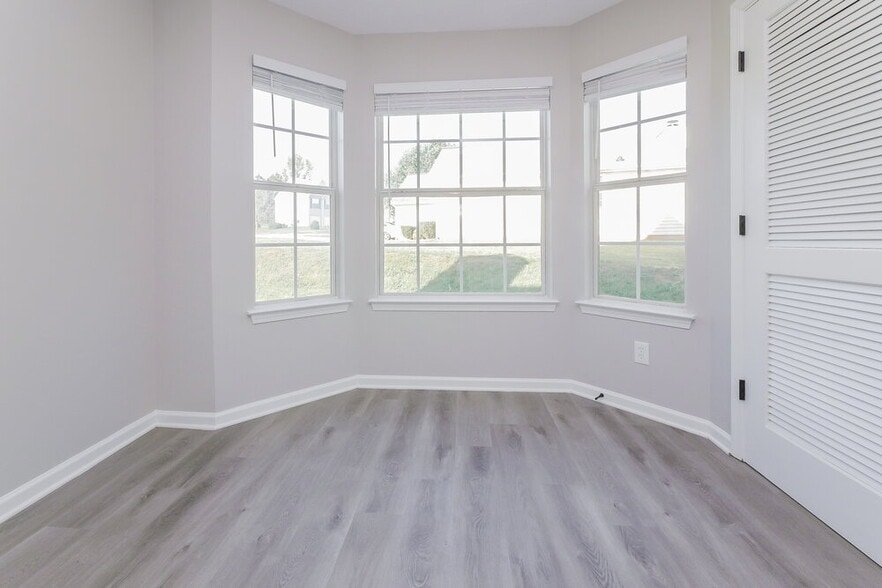 Building Photo - 1103 Village Oaks