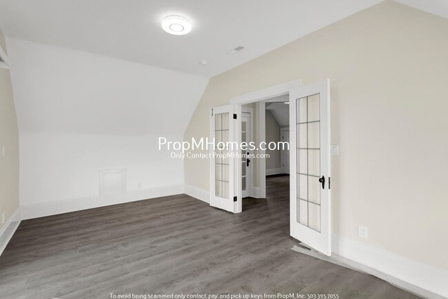 Building Photo - Updated Lair Hill Victorian with Willamette River & Mt Hood Views!