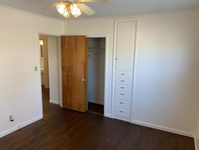 Building Photo - 2121 E Eucalyptus Ave