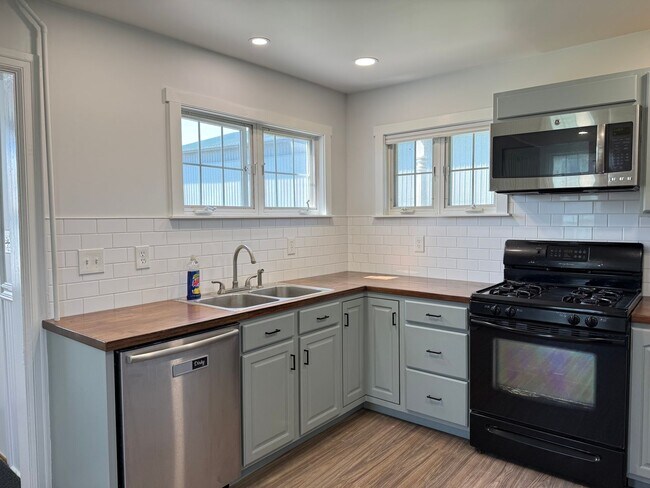 Building Photo - 147 Manheim St