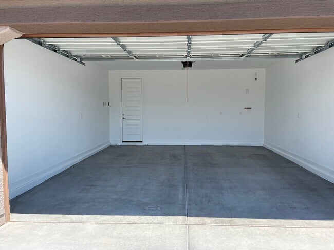 Building Photo - Beautiful Single Level Home Near Verrado!