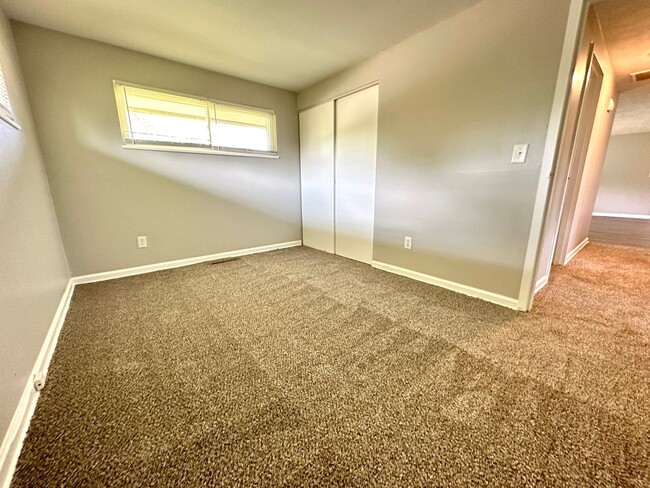 Building Photo - 400 Henrich Dr