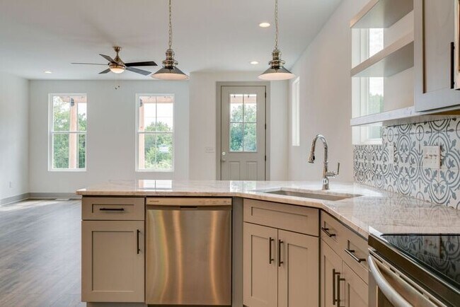 Building Photo - Beautiful Newer Build in Madison!