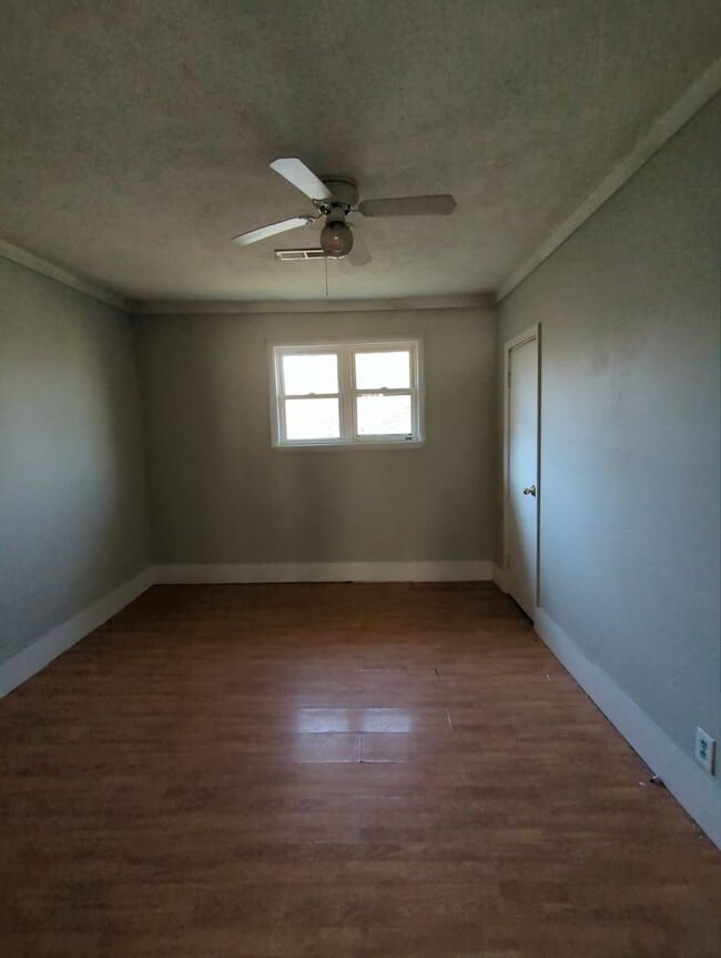 Building Photo - 2 Bedroom Rossville House