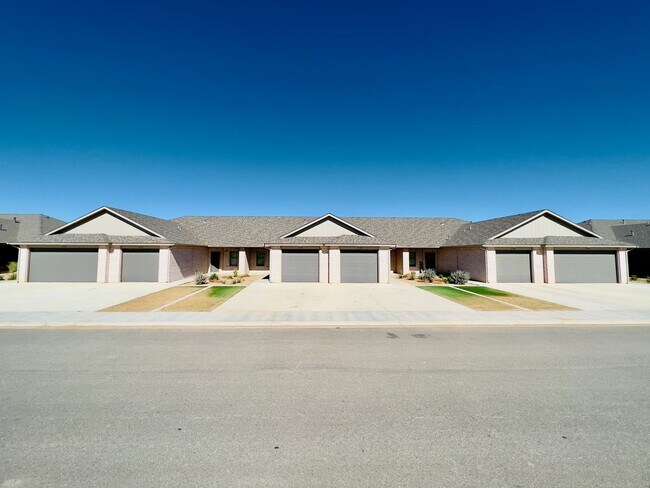 Building Photo - Beautiful 2-Bedroom Townhome in Frenship ISD