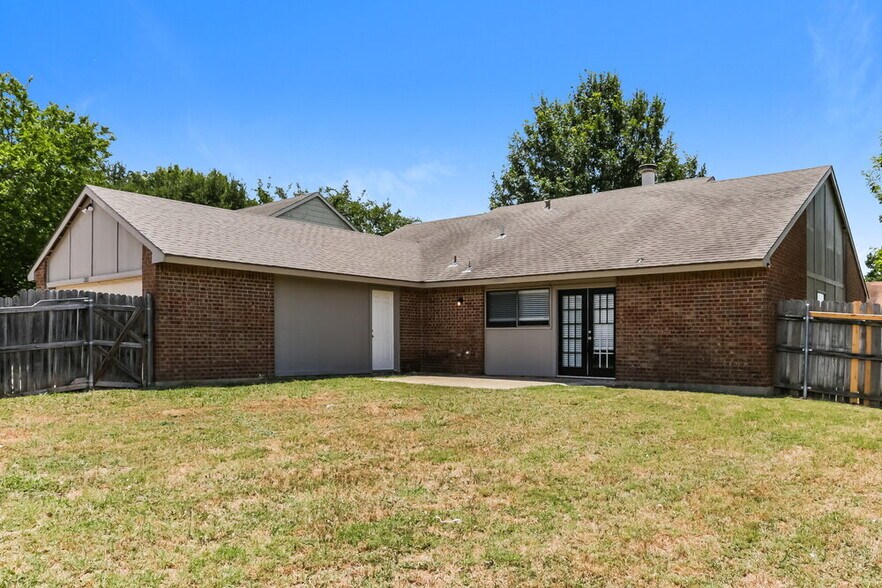 Building Photo - 1385 Southridge Dr