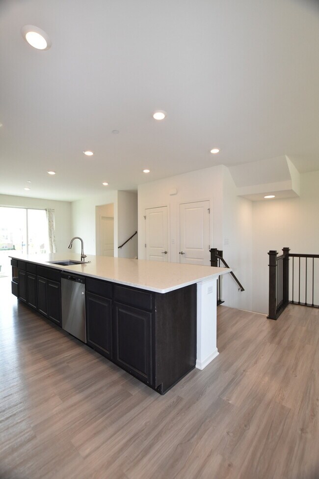 Building Photo - 2945 Showplace Dr