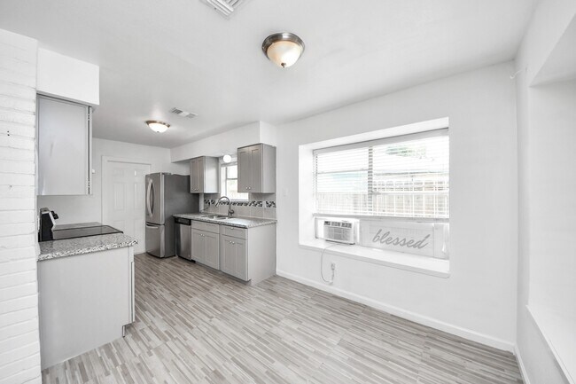 Building Photo - 7410 La Pl Dr