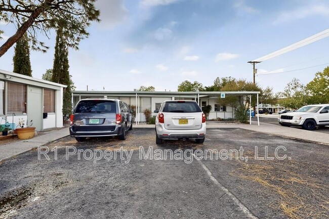 Building Photo - 301 Graceland Dr SE