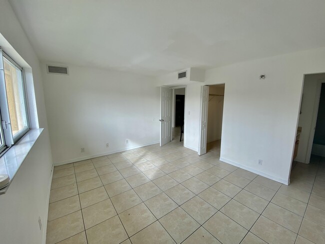 Building Photo - 2914 NW 55th Ave