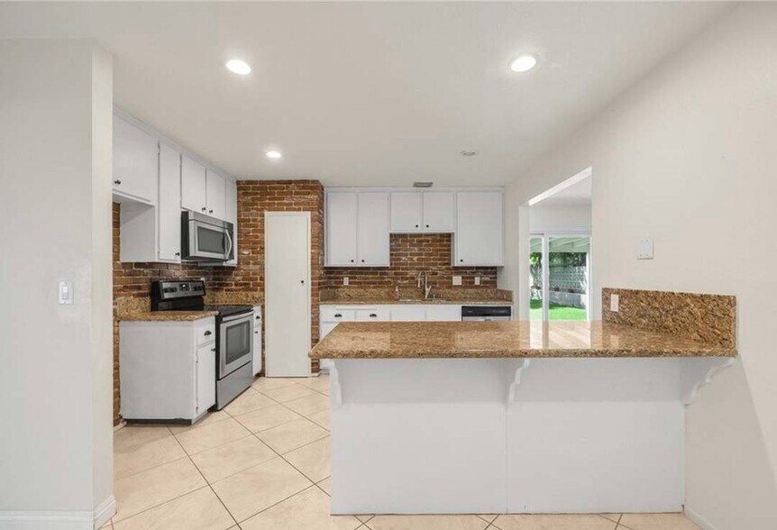 Building Photo - 5641 Lynnbrook Plz