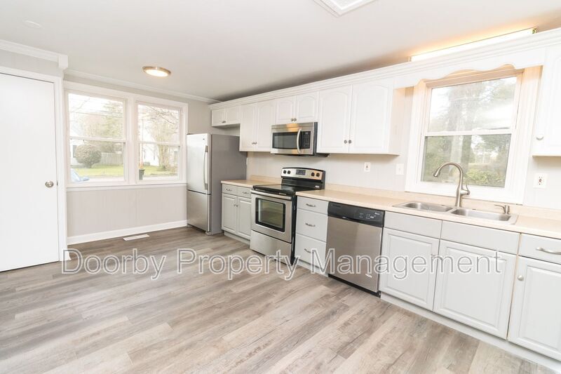 Building Photo - 210 S Lovell Ave