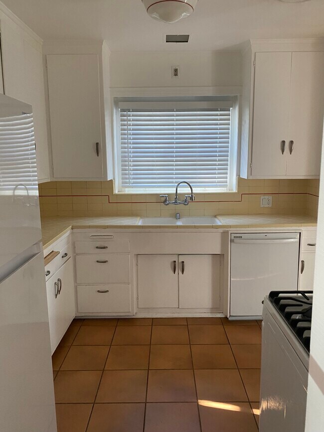 Kitchen - 5243 Wilkinson Ave