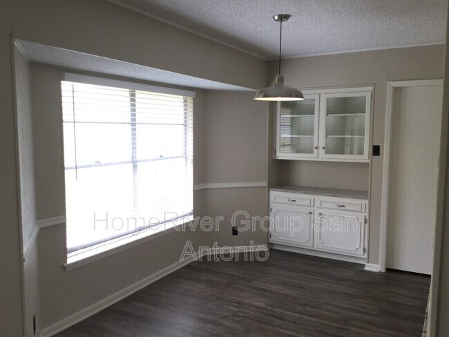 Building Photo - 3518 Pinebluff Dr
