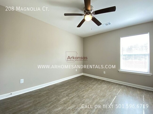 Building Photo - 208 Magnolia Ct